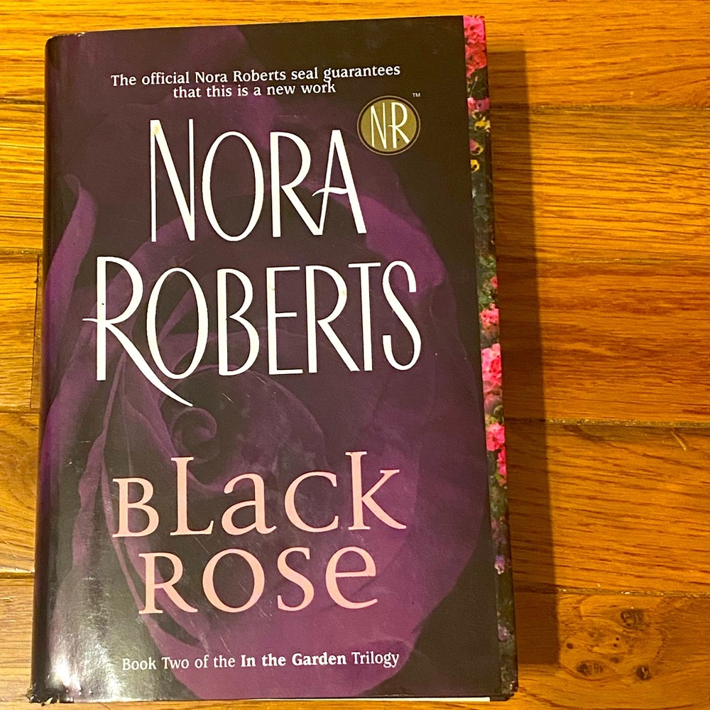 Nora Robert-Black rose large print book
